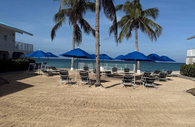 Beachfront 3BR Condo On Seven Mile Beach At # 44 Cayman Reef Resort