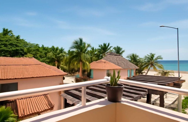 Cozy Beachfront Condo ♥ of Playa- Steps to 5th Ave