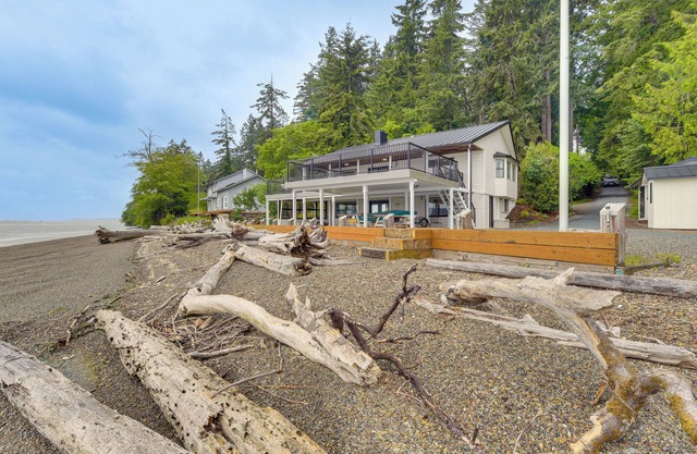 Beachfront Anderson Island Escape: Rainier Views!