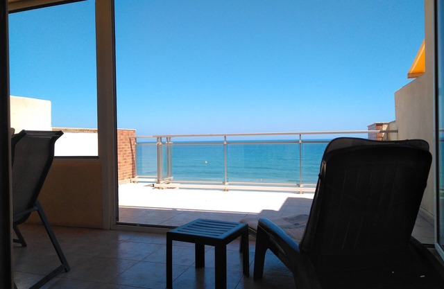 Strandwohnung, 1. Linie. Halbgeschlossene Terrasse, 2 Zimmer und Parken