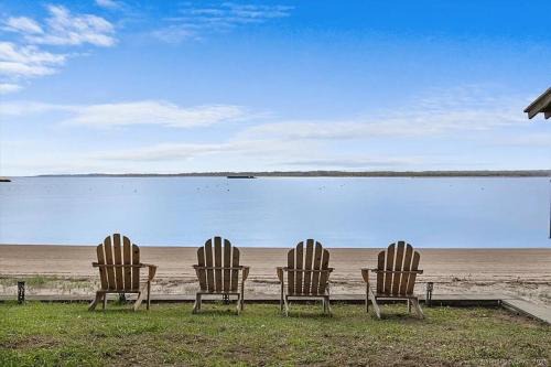 Beachfront Apartment - 8 min from downtown