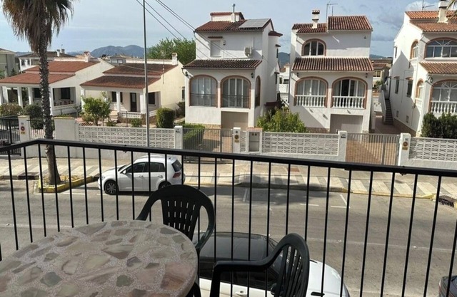 Beachfront apartment (pet friendly)