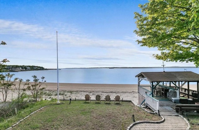 Beachfront Apartment- 10 min from Downtown