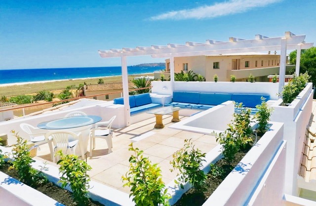 Beachfront Apartment mit privater Dachterrasse, Grillplatz, und Meerblick
