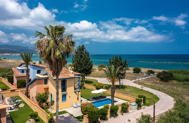 Strandvilla in erster Meereslinie mit privatem Pool.