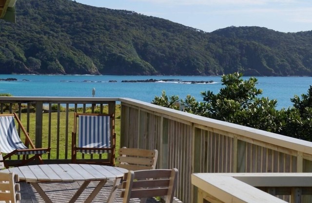 Die Bland Bay liegt direkt am Strand und bietet einen atemberaubenden Meerblick von der Sonnenterrasse