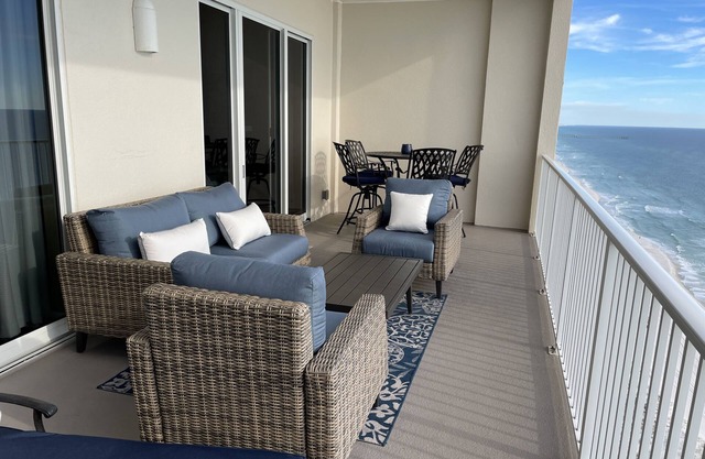 Neu renoviert und professionell eingerichtet 22. Fl Beach Front Penthouse Condo