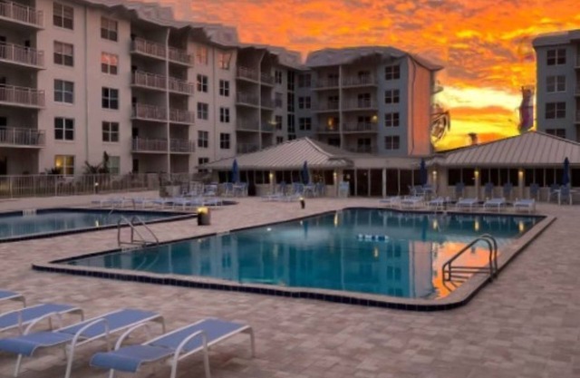 Stunning! RENOVIERTE 2BED / 2BATH BEACHFRONT-LAGE IN DER NÄHE VON Läden und Restaurants