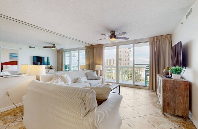 Beachfront Condo, gorgeous views, shared pool and beach access