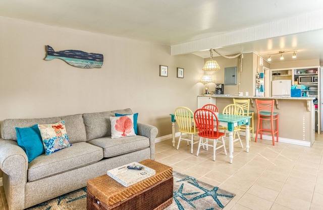 Beachfront condo, pet friendly with kitchen