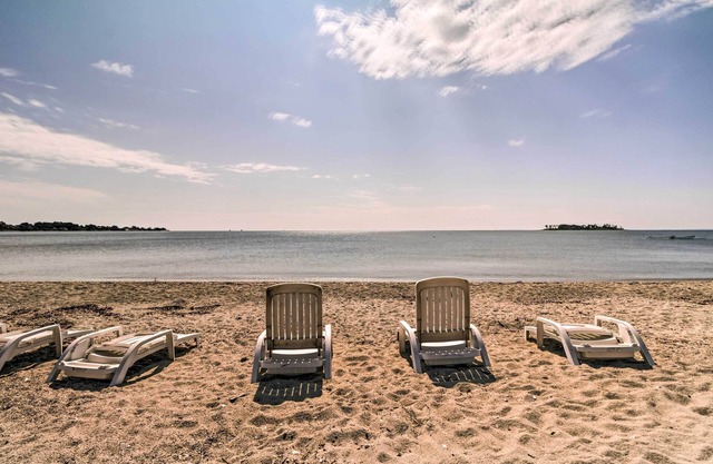 Beachfront Cottage w / Veranda - Auf Long Island Sound