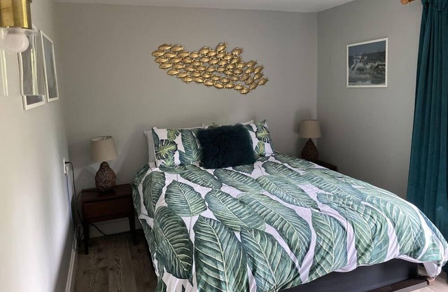 Beachfront Cottage, Short Walk to Downtown!