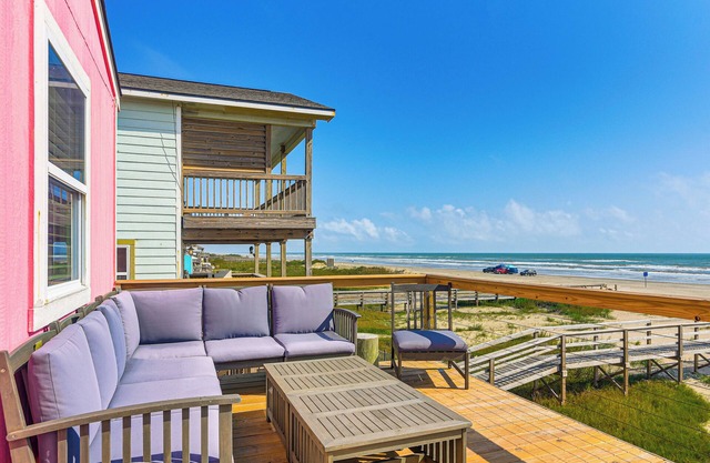 Beachfront Cottage w/ Boardwalk in Freeport