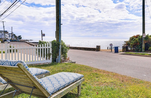 Beachfront, Dog-Friendly Milford Getaway w/ Yard!