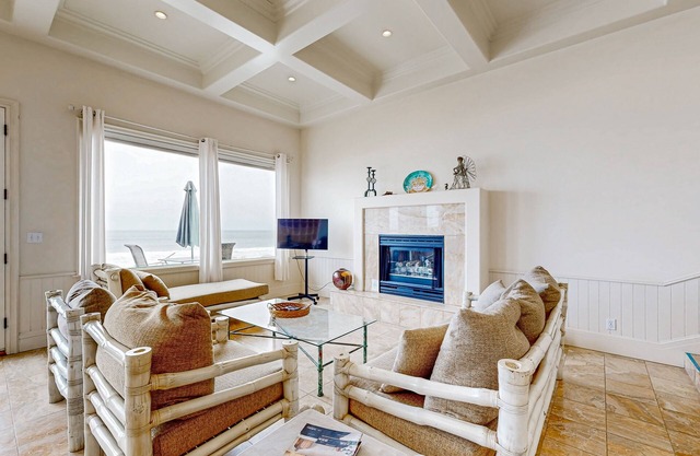 Beachfront dream home with balcony, patio & direct beach access