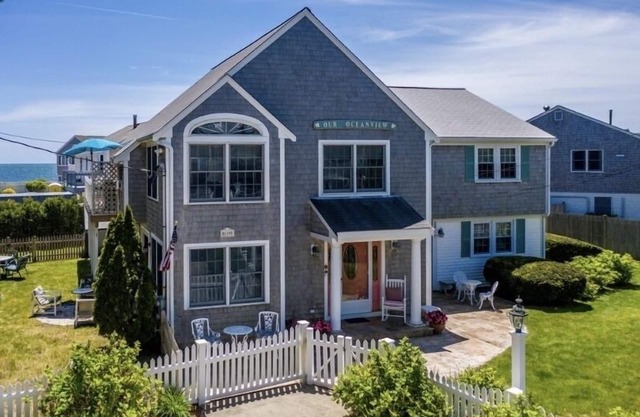 🌊 BEACHFRONT FAMILY HOME STEPS TO THE OCEAN!