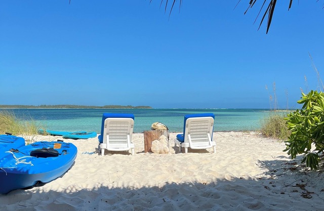 Rosa Sand, türkisfarbenes Wasser - Strandurlaub