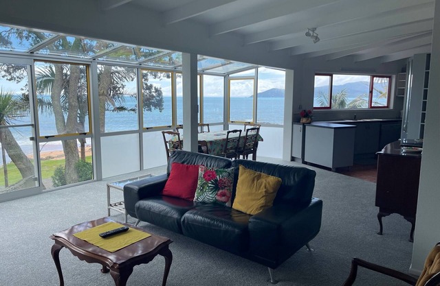 Beachfront Holiday for you! 2 bedroom sleeps up to 5 Pet Friendly Nautilus House