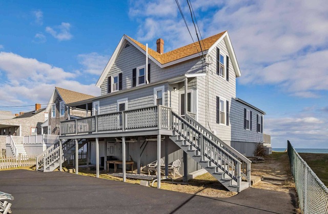 BEACHFRONT HOME-BREATHTAKING 180 DEGREE OCEAN SUNRISES & SUNSETS: 6/21-6/28 OPEN