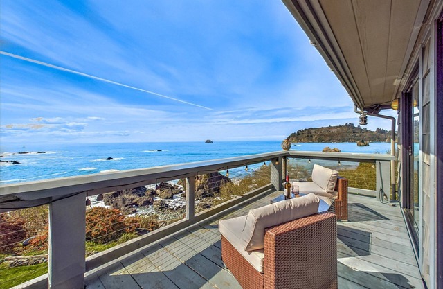 Beachfront home, great for families, ocean access from yard, hot tub