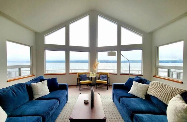 Beachfront home in Port Ludlow w/ game room
