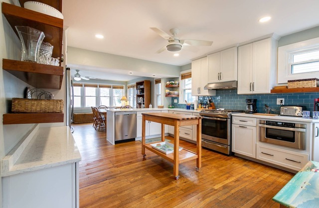 Water taxi just mins to Downtown Annapolis from waterfront home with a beach, dog-friendly