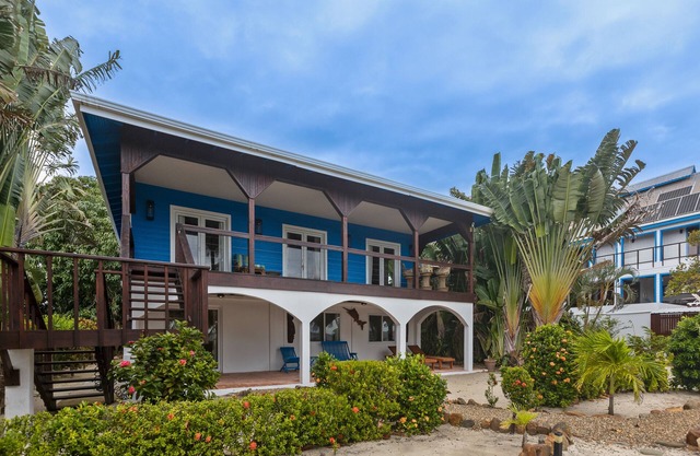 Villa am Strand mit Meerblick, Veranda und gemeinsames Dock / Hängematten!