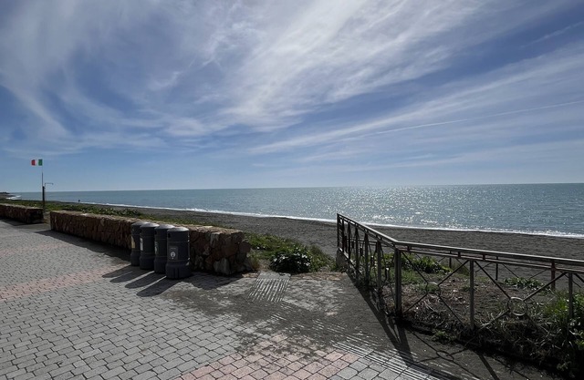 Beachfront house with garden.20 minutes by train from the center of Rome.