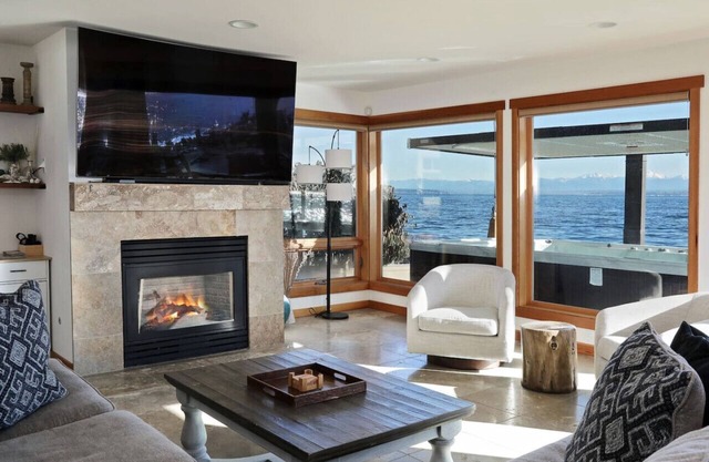 Beachfront I Pool & Hot Tub I Dogs OK I King Bed