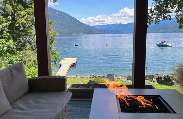 Beachfront Lake-house In Eagle Bay
