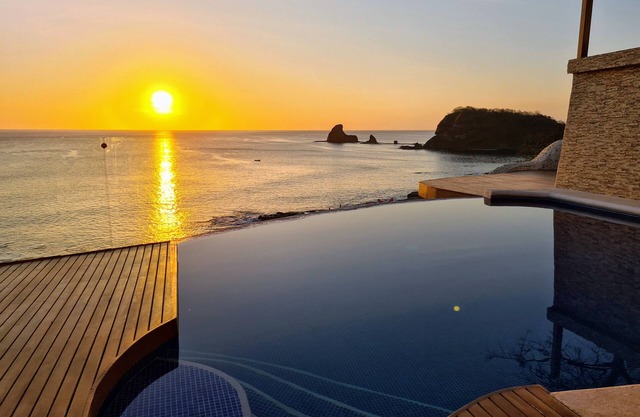 BEACHFRONT LUXURY -180° BAY VIEWS - INFINITY POOL AND STUNNING OUTDOOR SPACES