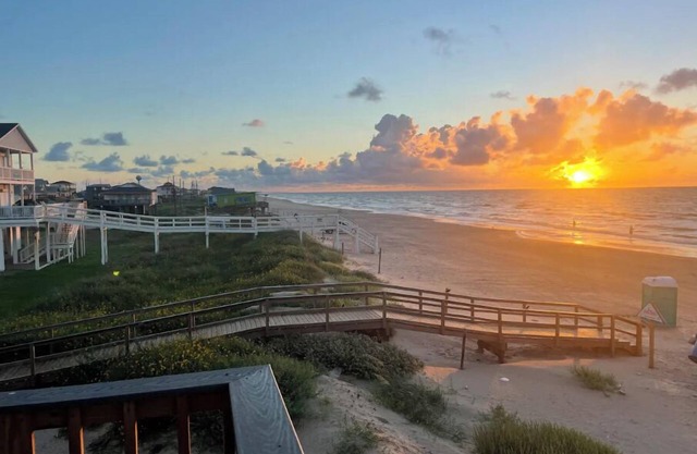 Beachfront Luxe! New Build! On Sand Pet Friendly! Ocean Front! Super Cute!