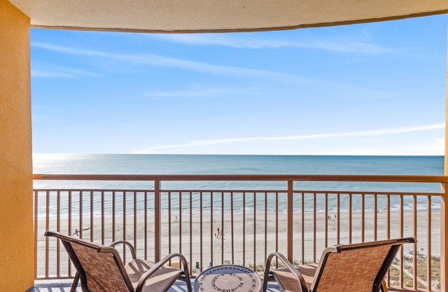 BEACHFRONT ~ Luxury Hilton Resort~ 90+5 Stars! ~ Tiki Bar ~ Lazy River 8th Floor