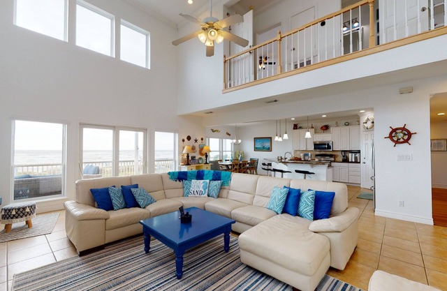 Beachfront Melody: Beachfront, Unobstructed Gulf Views, Expansive Balcony!
