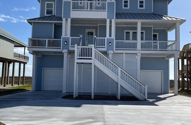 Beachfront NEW Luxury Build-4B, 4.5B, Elevator, near Surfside Beach, Freeport TX