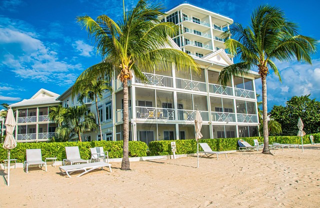 Beachfront Ocean Level Condo auf 7 Mile Beach - 3 Rm - Pool / Jac