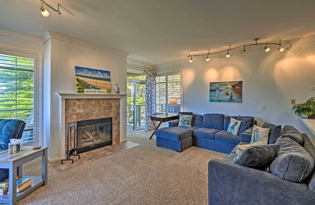 NEU! Beachfront Condo w / BBQ & Blick auf die Monterey Bay!