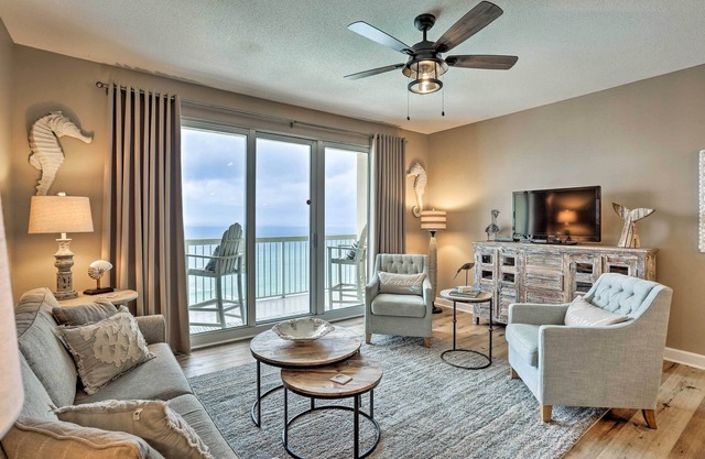 NEU! Moderne PCB Resort Condo am Strand mit Balkon