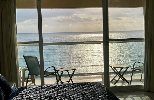 Beachfront PENTHOUSE - 2 rooms, 2 balconies, maid service