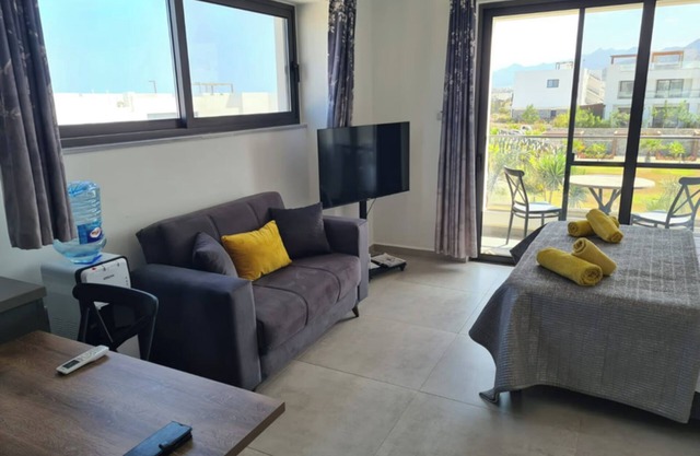 Atemberaubendes Penthouse-Studio-Apartment, Öko-Wellness-Resort, beheizter Pool