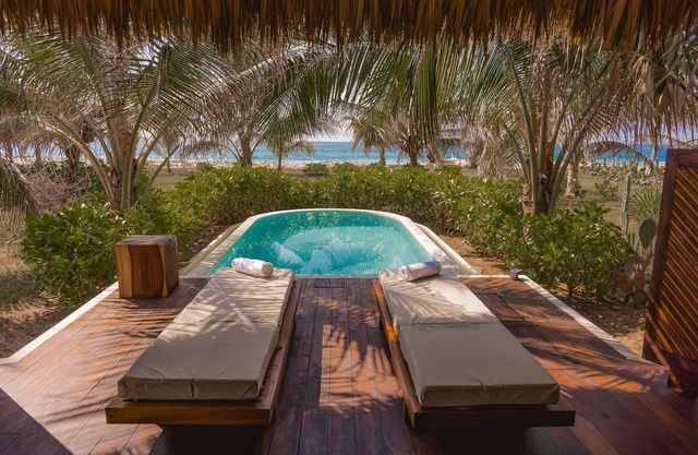 Beachfront Private Pool, Beautifuly designed Cabaña! Romantic scape