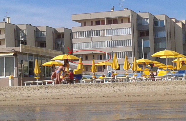 am Strand, großer Balkon und alle Fenster mit freiem Blick auf das Meer