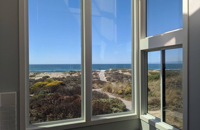 BEACHFRONT Property with Room for Everyone