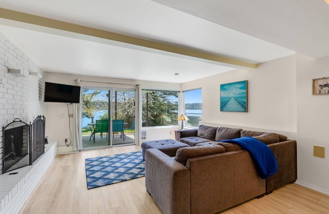 Beachfront retreat w/bay views, covered patio, & more