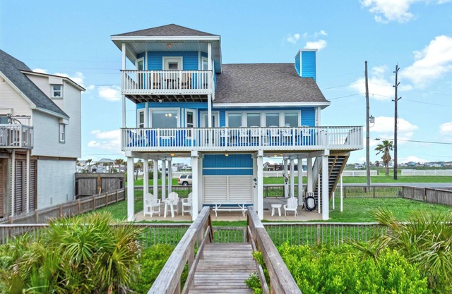 Beachfront | Sleeps 15 | Fenced Yard