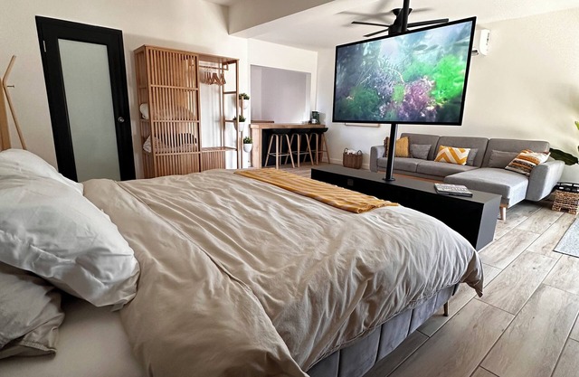 Beachfront spacious studio stunning sunset + pool with King Bed