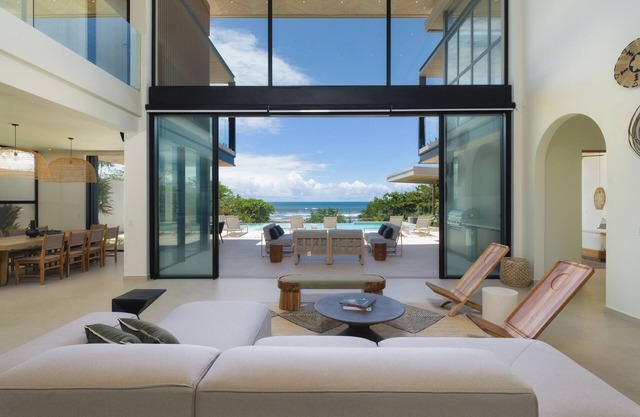 Beachfront staffed Villa w/breakfast, jacuzzi, pizza oven