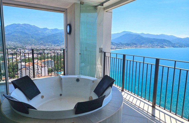 Beachfront & stunning views !