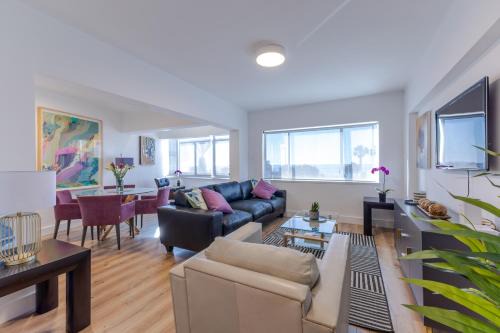 Beachfront stunning sea views