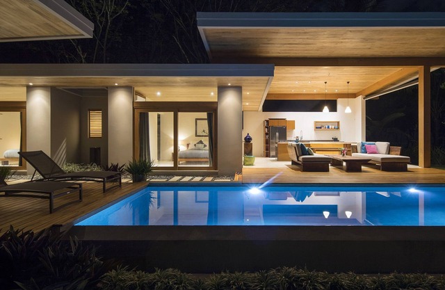 BEACHFRONT Tropischer moderner Luxus